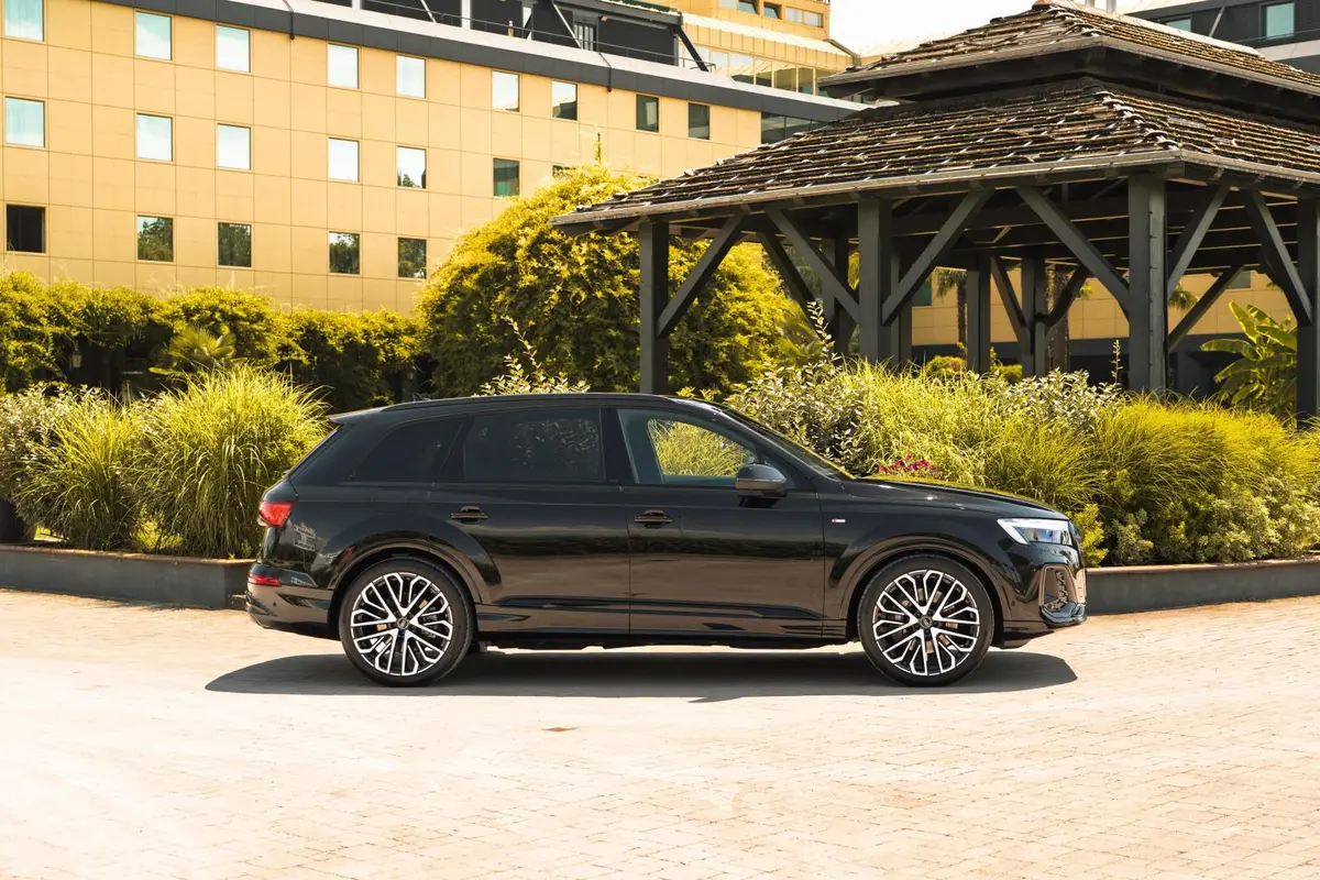 Audi Q7 50 TDI S-Line Edition 2025, vista frontal — Marbella Super Car Rental, Marbella